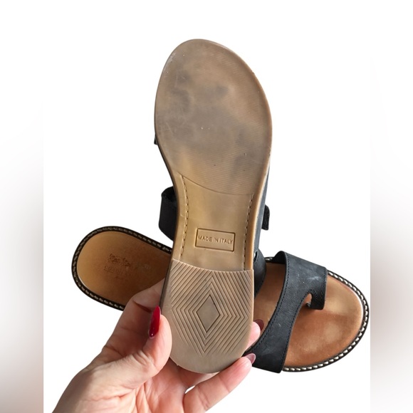 Coach and Four Black Tuscano leather Sandals with Gold Accent sz 8 preloved - Picture 6 of 7